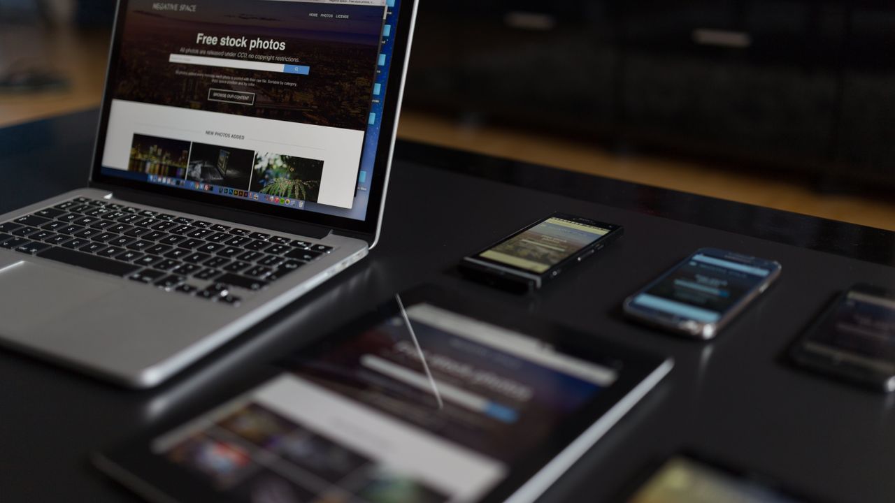Лаптоп, таблет и телефон един до друг, илюстрация на адаптивен (responsive) дизайн