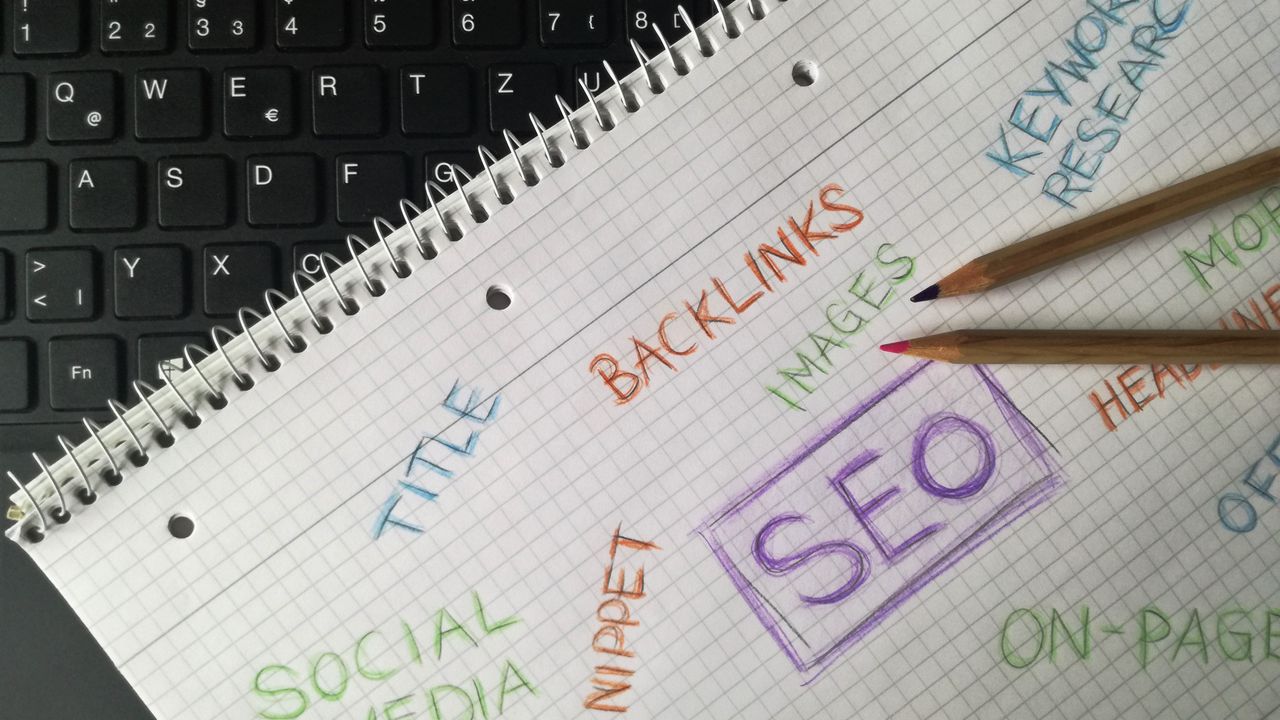 Тетрадка с SEO ключови думи и стратегия за дигитален маркетинг